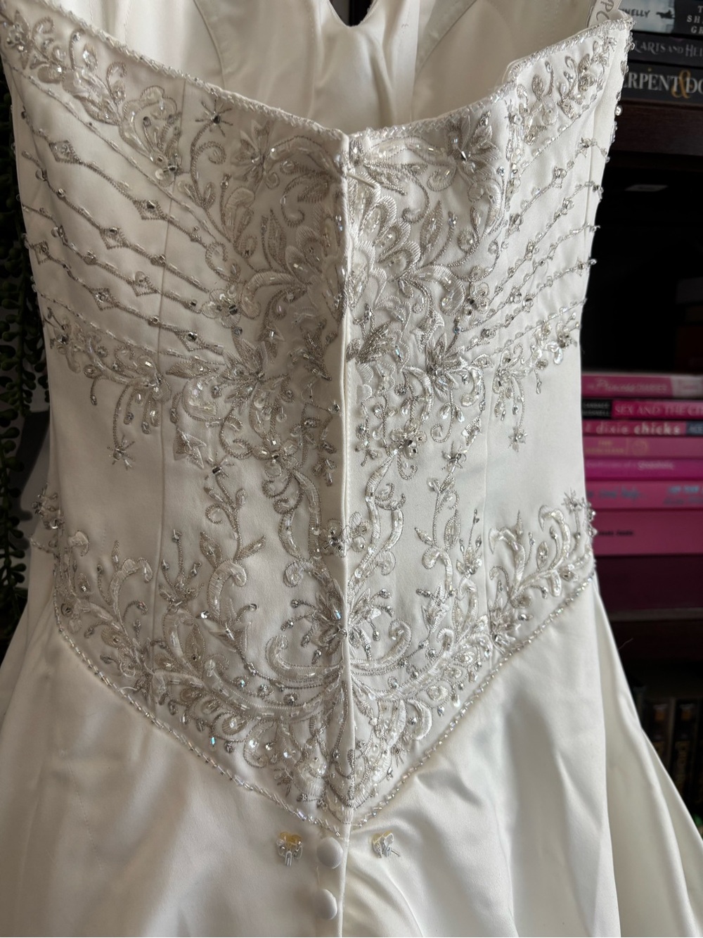 Vintage Elegant White Wedding Dress with Long Embroidered Train - Picture 6 of 16
